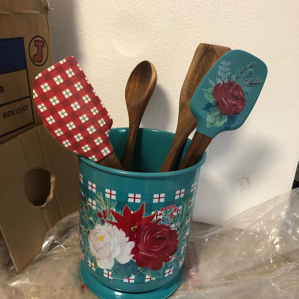 Pioneer Woman “Holiday Crock” 5 Pcs set Utensil Holder with Spatulas
